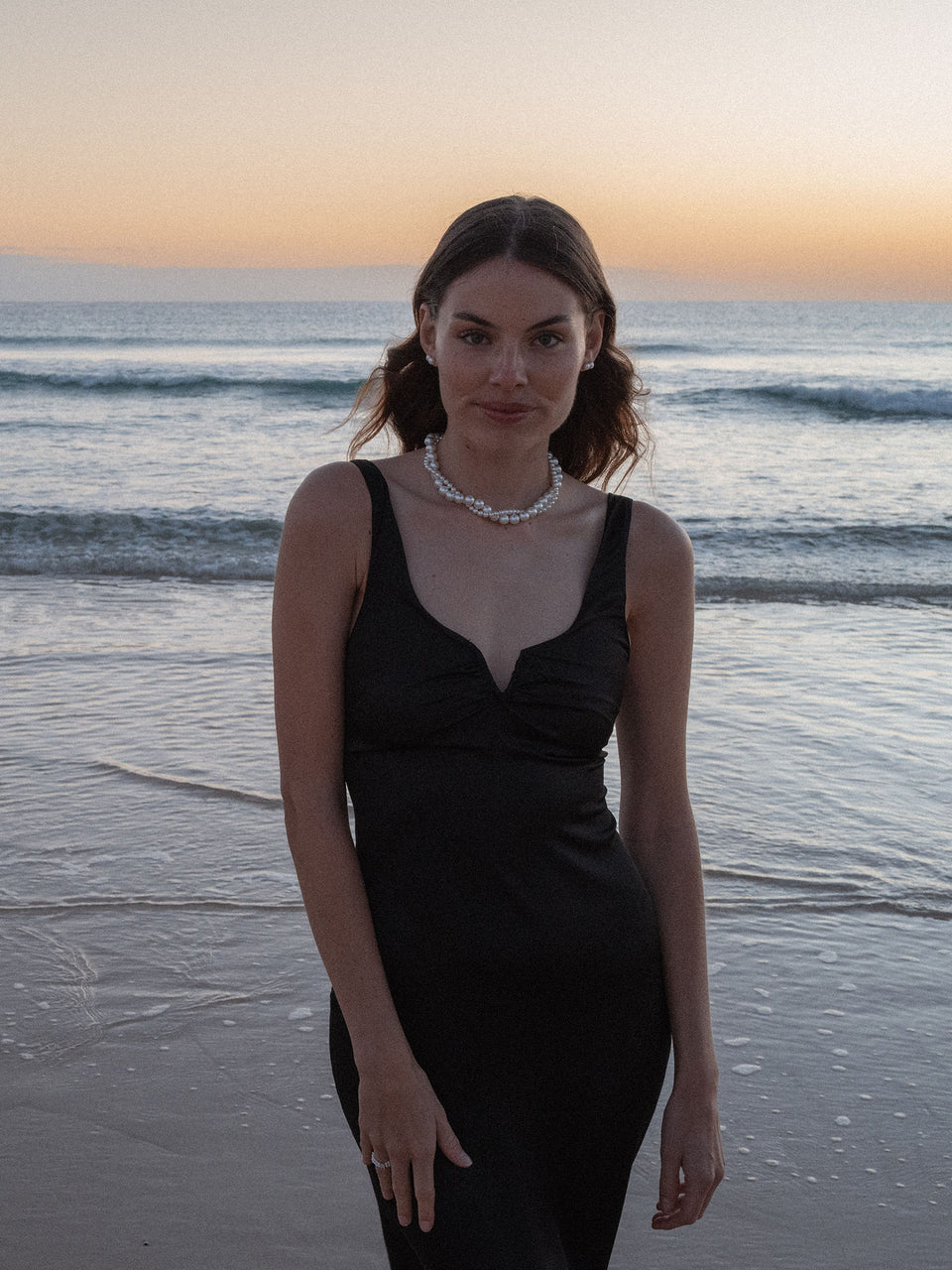 PURELEI Pearl Elegance Perlenkette mit großen Muschelperlen in elegantem Design am Strand bei Sonnenuntergang