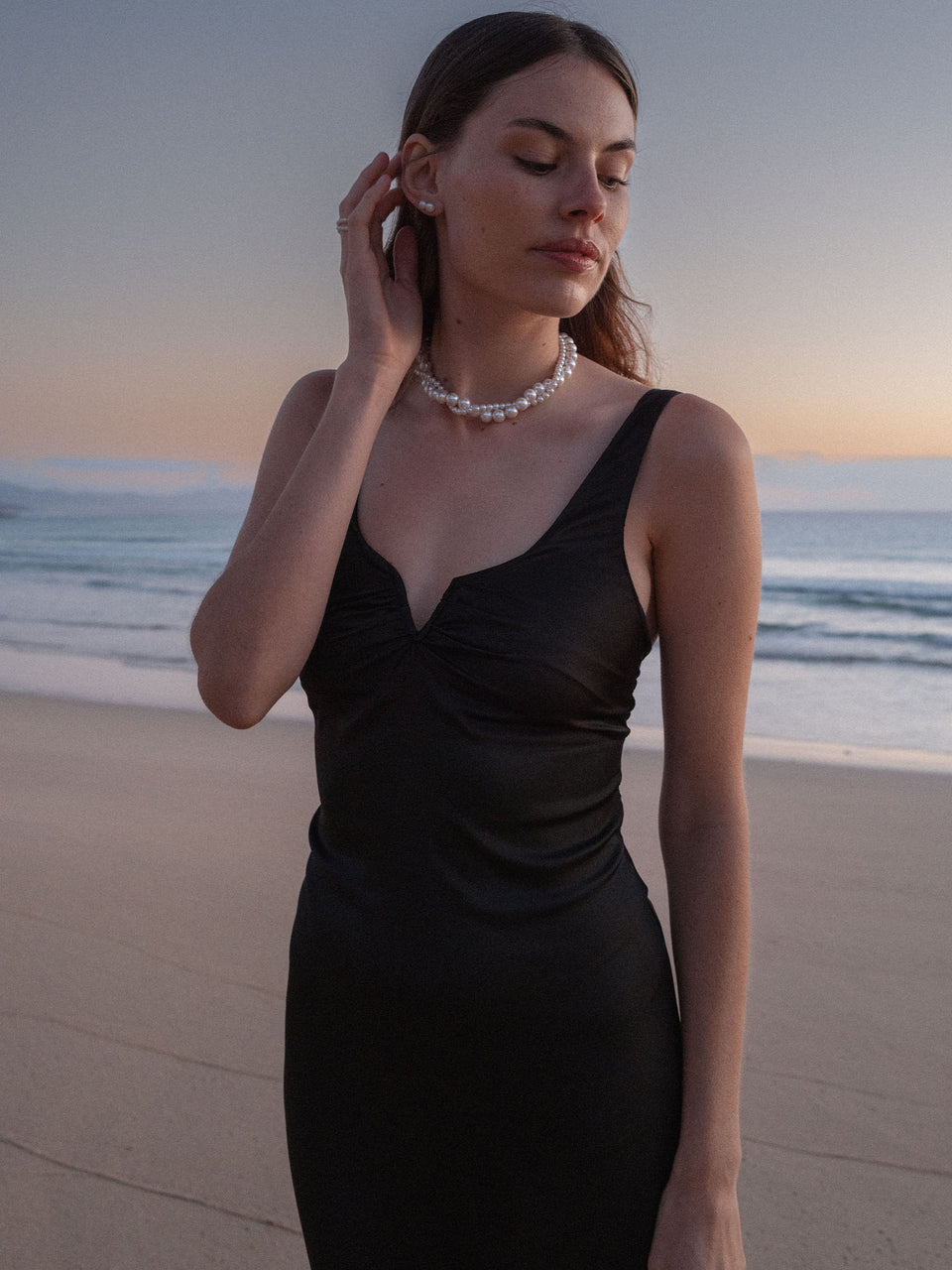 Pearl Elegance Perlenkette mit großen Muscheln, edel am Hals getragen, PURELEI inspiriert von sanfter Strandbrise.