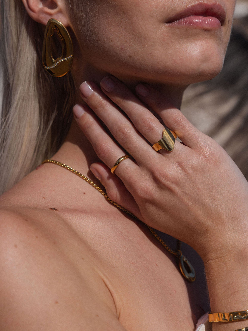 {"color":"Gold"}