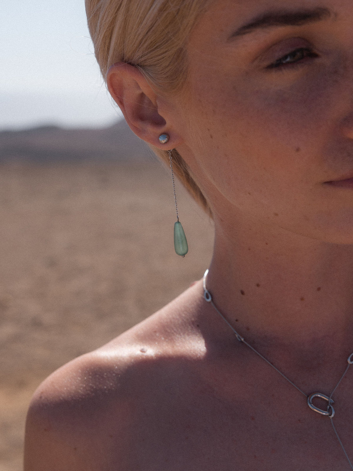 {"color":"Silver"}