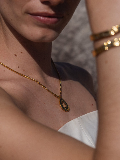 {"color":"Gold"}