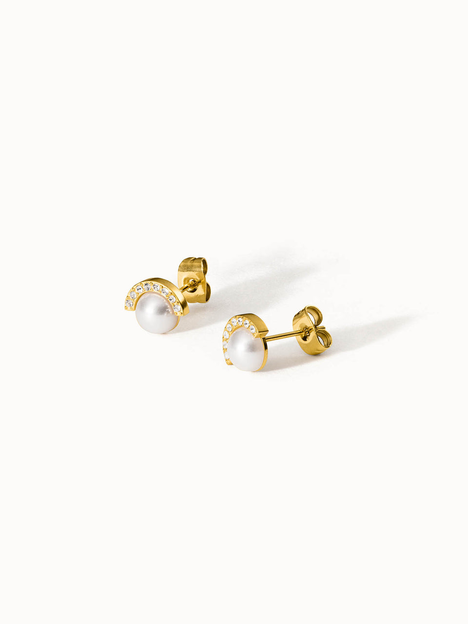 PURELEI Halo Ohrringe aus 18K Gold mit Perle und weißen Zirkonia, elegant und nickelfrei in warmem Licht.