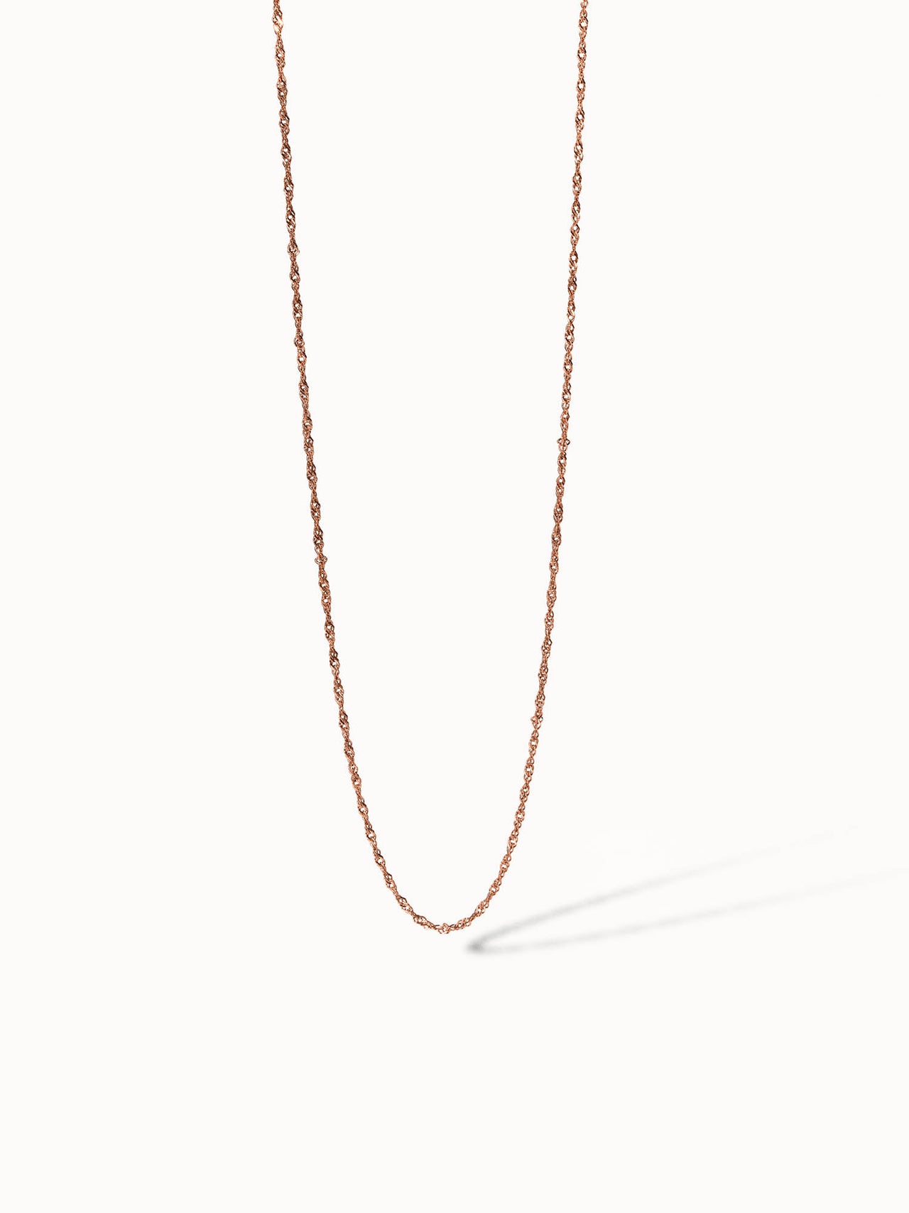 PURELEI Air Schmuckset feine 18K rosévergoldete Kette mit filigraner Struktur, elegant und zeitlos getragen.