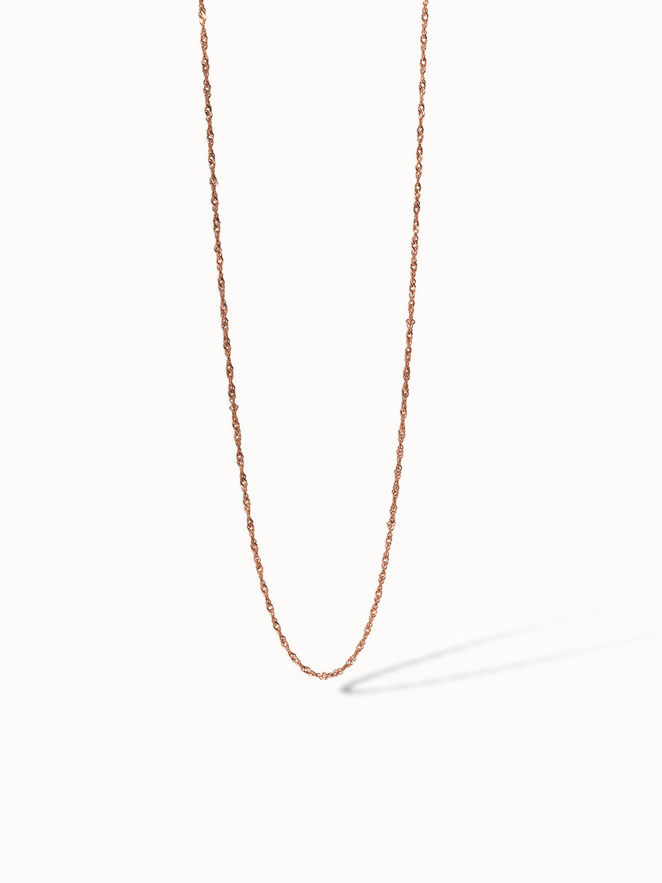 PURELEI Air Schmuckset feine 18K rosévergoldete Kette mit filigraner Struktur, elegant und zeitlos getragen.