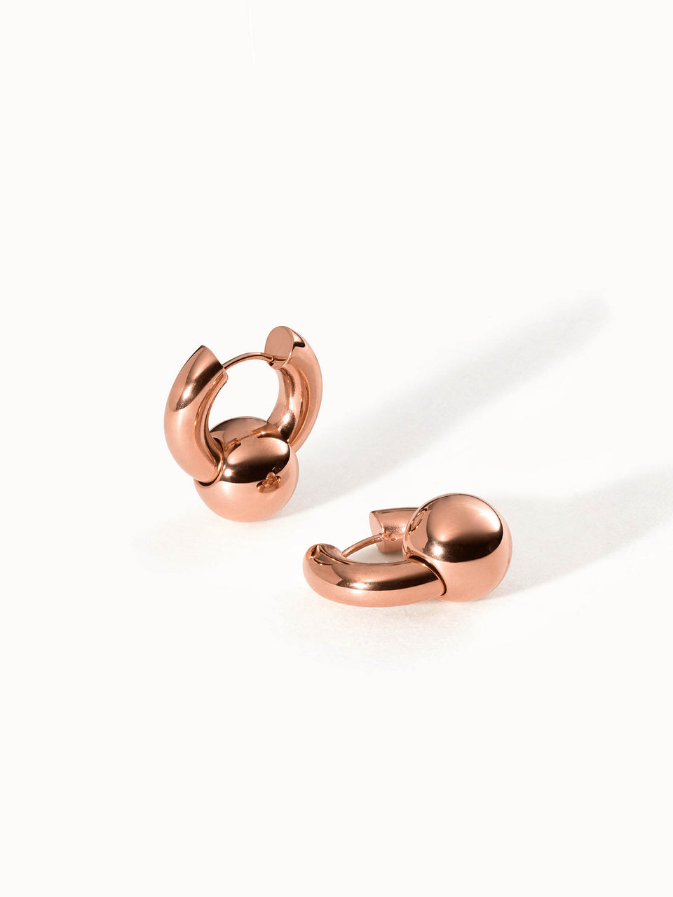PURELEI Aloha Schmuckset Roségoldene, nickelfreie Creolen mit beweglichen Kugeln, elegant und wandelbar im minimalistischen Design.