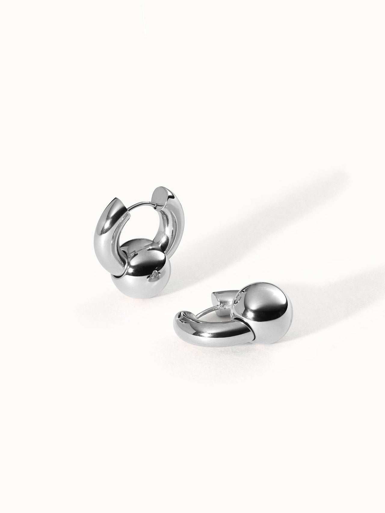 PURELEI Aloha Schmuckset: Nickelfreie silberne Creolen mit beweglichen Kugeln, zeitlos und elegant inszeniert.