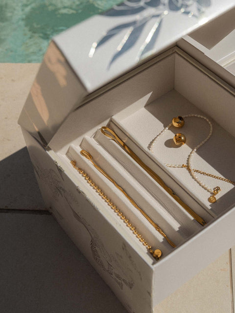 Schmuckorganizer Ketten aus Greige Kunstleder, elegant und minimalistisch, für PURELEI Schmuck stilvoll aufbewahrt.