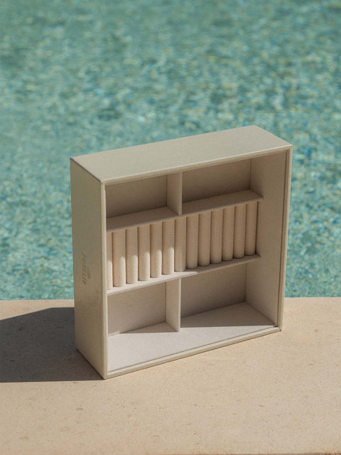 PURELEI Schmuckorganizer Ringe aus greigem Kunstleder und Samt, elegant, clean & feminin am Pool platziert
