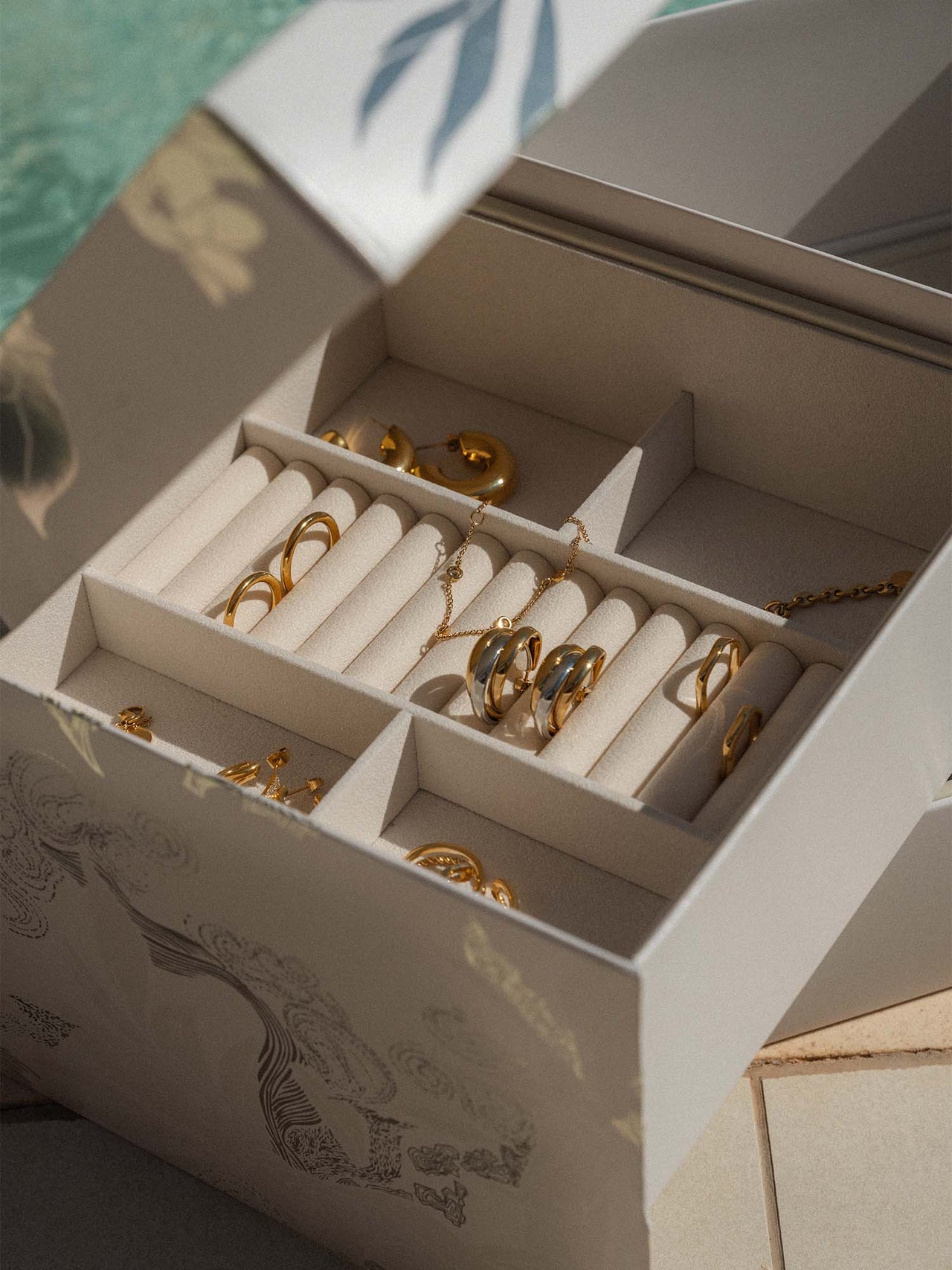 Schmuckorganizer Ringe aus Samt und Kunstleder in Greige, offen mit goldfarbenem Schmuck, PURELEI elegant und feminin.