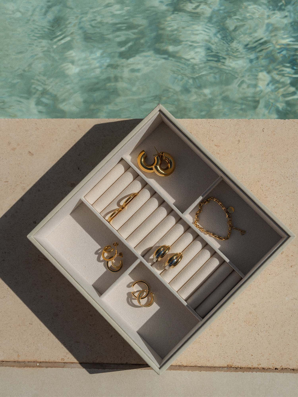 Schmuckorganizer Ringe aus greigem Kunstleder mit Samt, stilvoll und elegant am Poolrand von PURELEI.