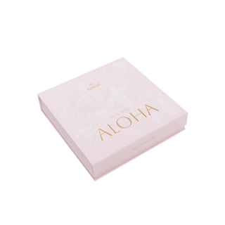 Aloha Geschenkbox für 4 Produkte in zartem Rosé mit tropischem Print und goldveredelter PURELEI Schrift elegant verpackt.