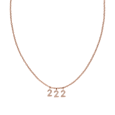 Roségoldene 222 Kette mit Zirkonia besetzten Zahlenanhängern und Ankerkette, elegant und filigran.