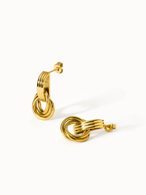 PURELEI He Nui Ohrringe in 18K Gold, ineinander verschlungene Ringe, edel und selbstbewusst, studiofotografie.