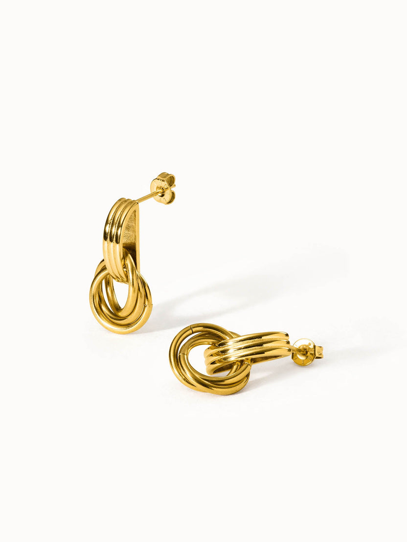 PURELEI He Nui Ohrringe in 18K Gold, ineinander verschlungene Ringe, edel und selbstbewusst, studiofotografie.