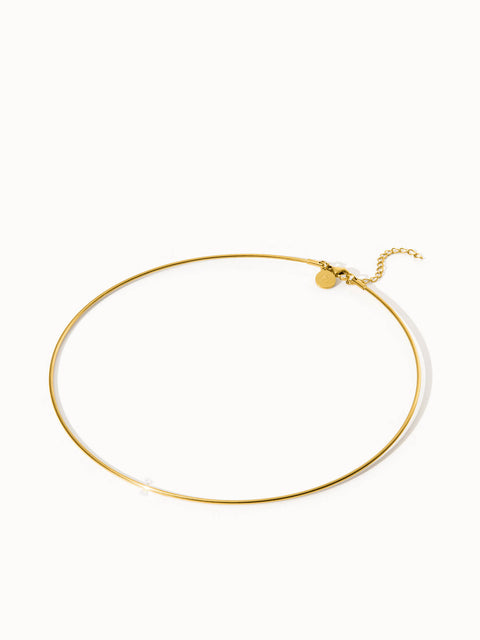 Fashion Show Choker von PURELEI, filigran, verstellbar, 18K goldvergoldeter Edelstahl, minimalistisch und elegant auf hellem Hintergrund.