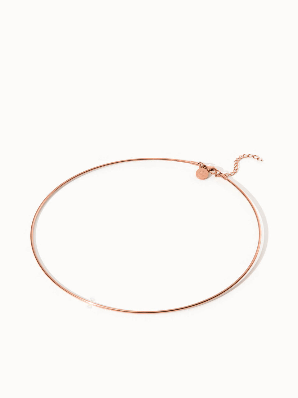 Fashion Show Choker von PURELEI, feiner, 18K rosévergoldeter Edelstahl, minimalistisch und elegant, auf hellem Hintergrund.