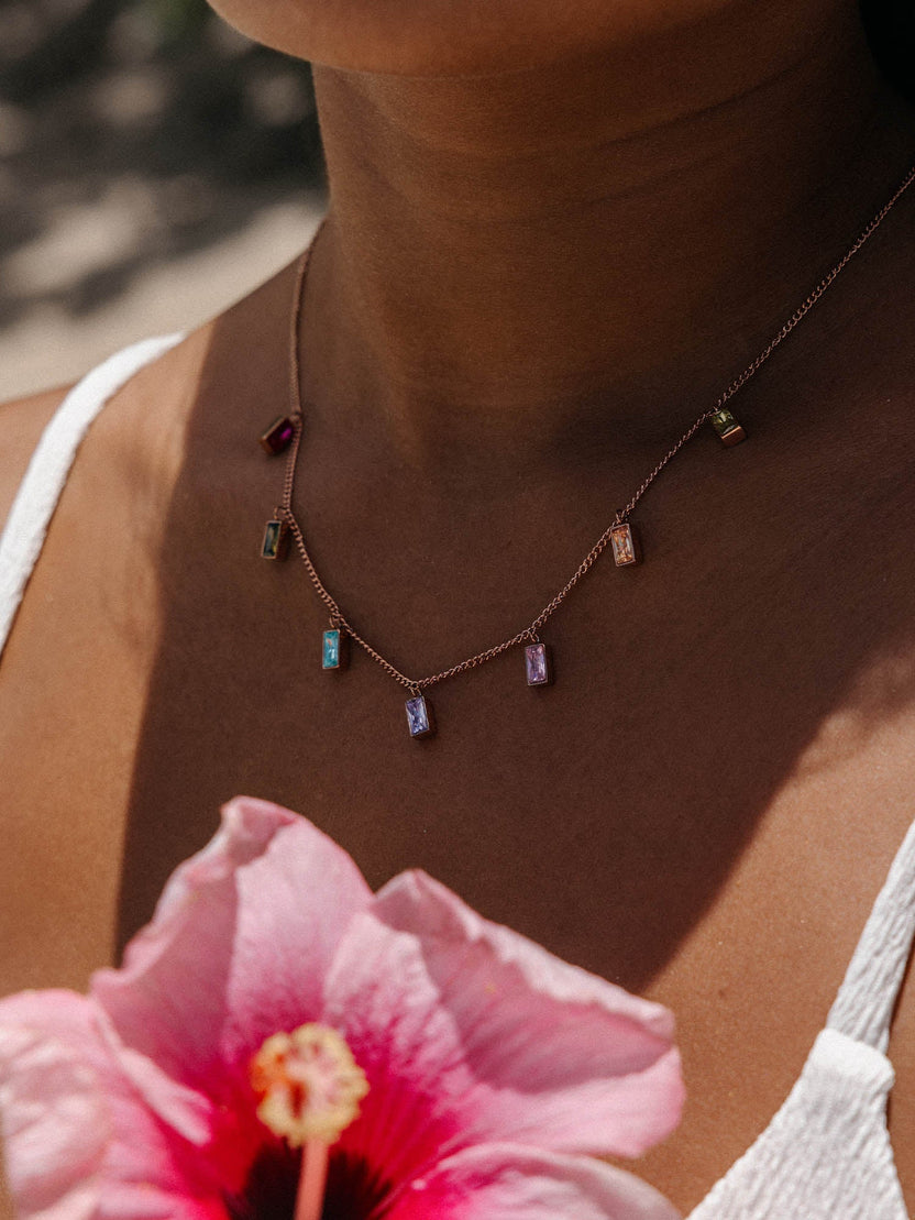 Rainbow Kette von PURELEI mit bunten Zirkonia-Steinen in Roségold, sommerlich und feminin am Dekolleté.