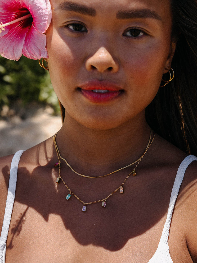 Rainbow Kette von PURELEI, goldene Edelstahlkette mit bunten Zirkonia, sommerlich und feminin am Hals getragen.