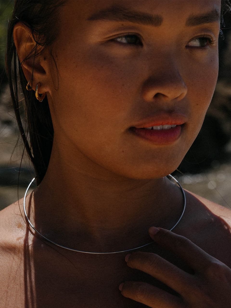 Fashion Show Choker in silbernem Edelstahl, minimalistisch am Hals getragen, pure Eleganz von PURELEI.