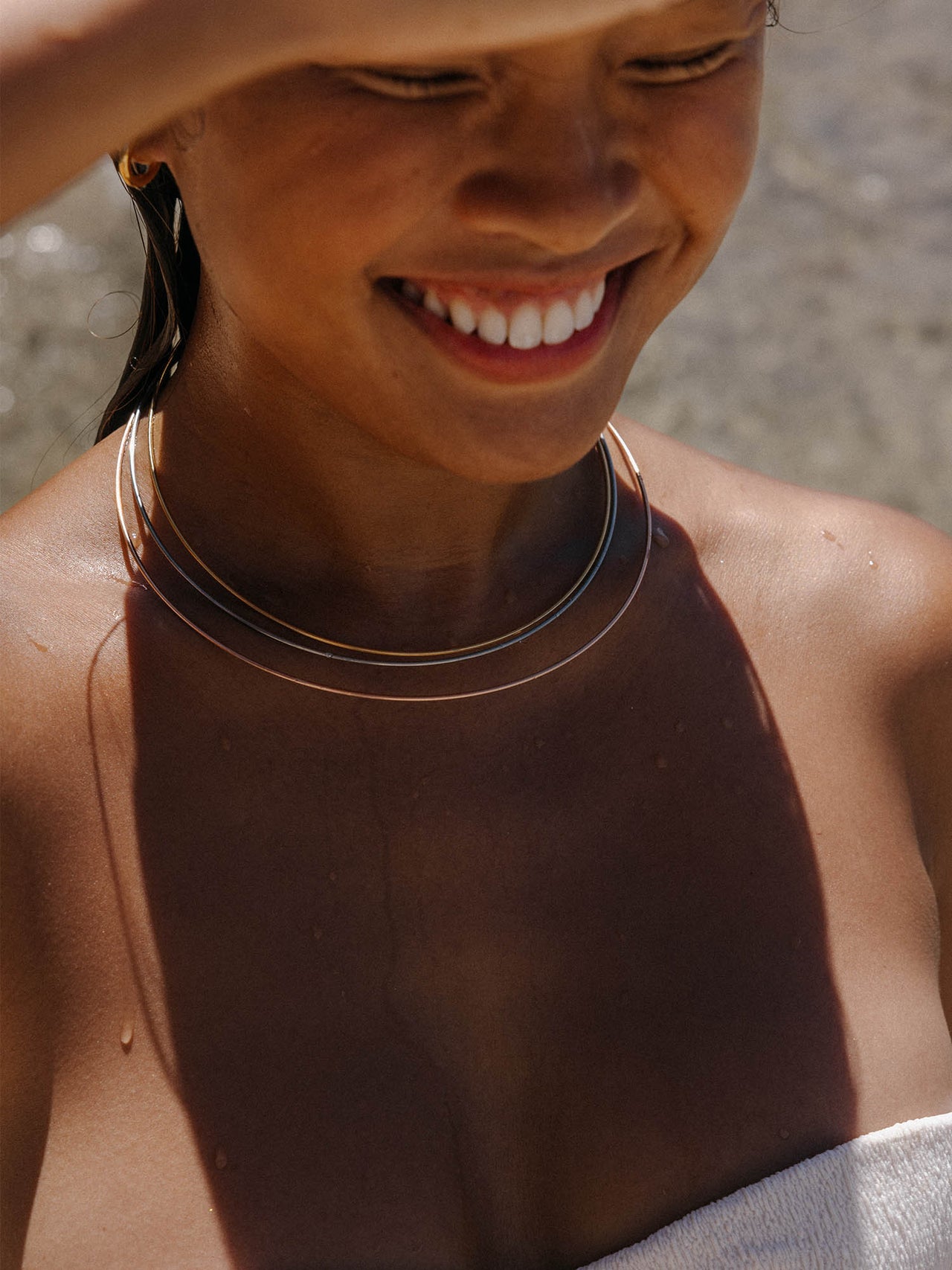 Fashion Show Choker von PURELEI, filigrane 18K vergoldete Edelstahlkette im Sonnenlicht, elegant und sommerlich.