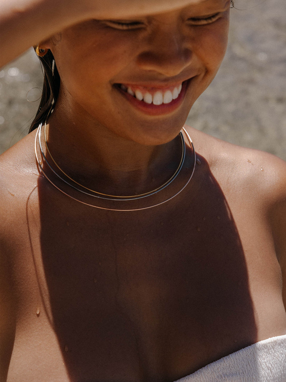 Fashion Show Choker von PURELEI, filigrane 18K vergoldete Edelstahlkette im Sonnenlicht, elegant und sommerlich.