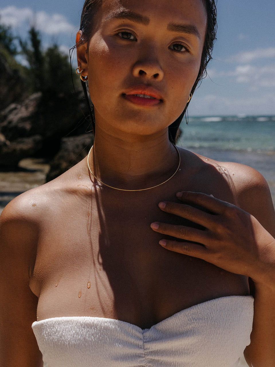 Fashion Show Choker von PURELEI, dünne goldene Edelstahlkette, minimalistisch am Hals bei Strandlicht getragen