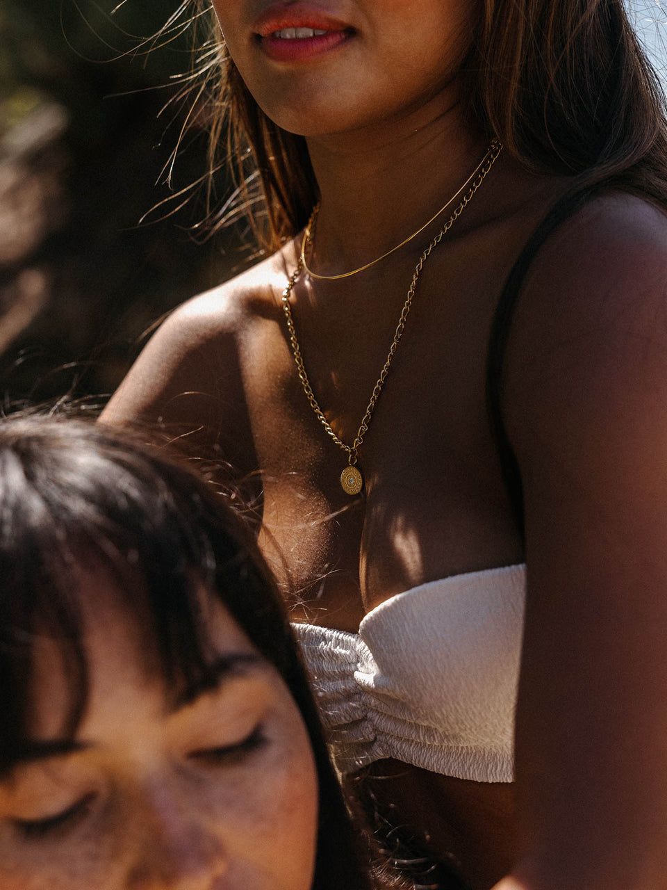 Fashion Show Choker von PURELEI in 18K Gold, filigran, elegant am Hals getragen, strahlt warme, feminine Leichtigkeit aus.