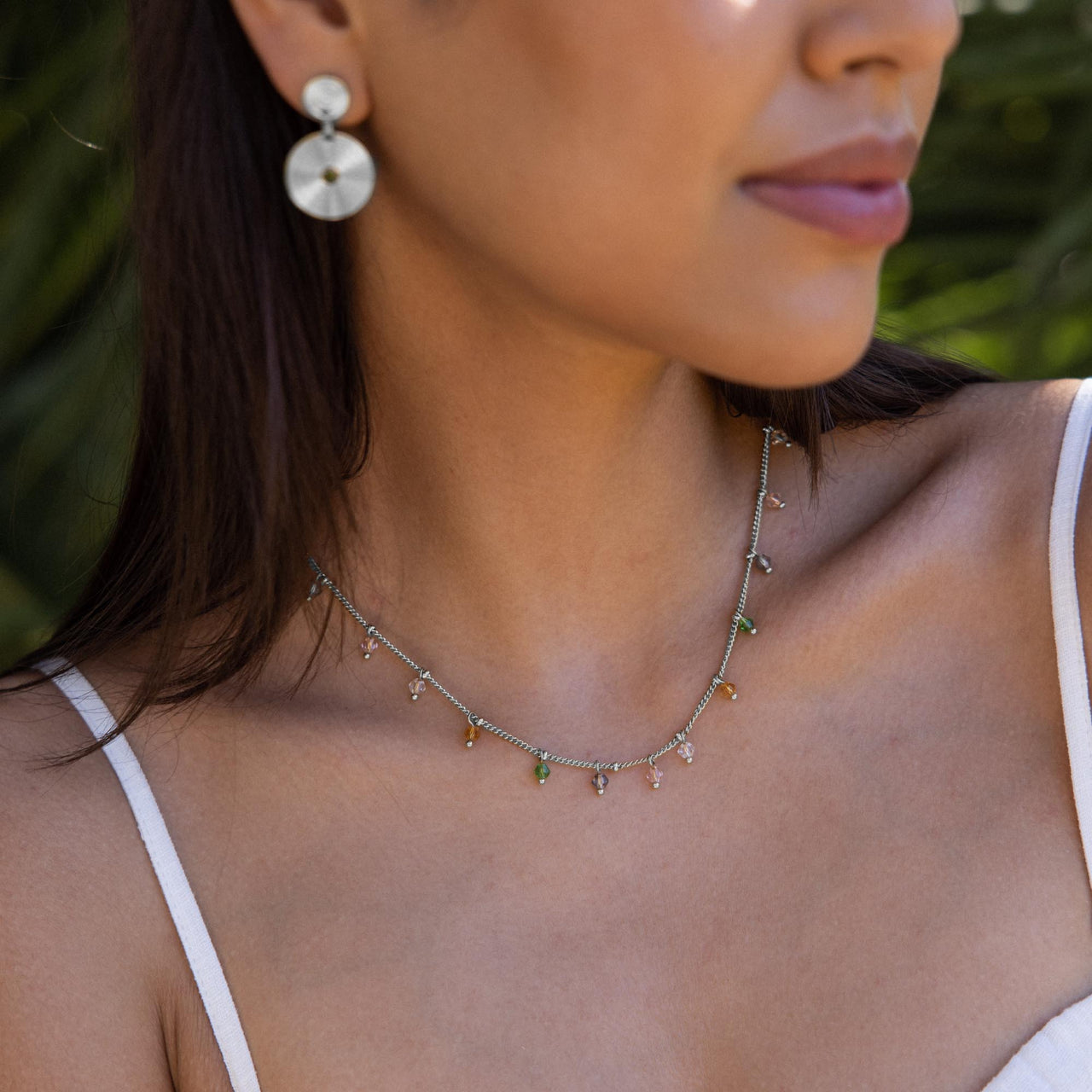 Boho Kette von PURELEI, filigran mit bunten Glasperlen, Silber, zart schlank und sommerlich am Dekolleté.