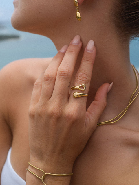 Roségoldenes Ring-Set von PURELEI, elegant und modern, getragen an zarter Hand.