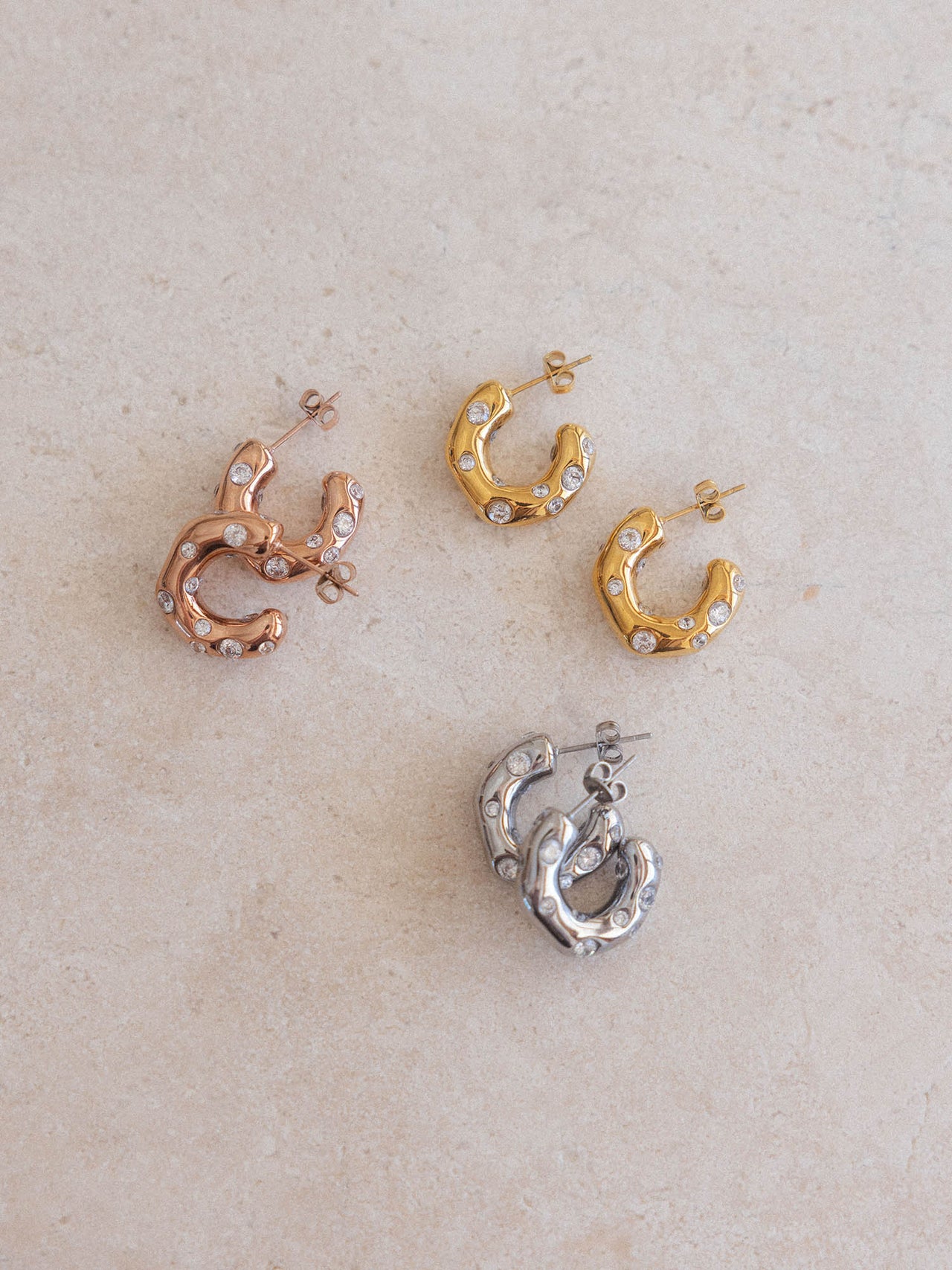 Life Ohrringe von PURELEI aus Gold, Silber und Roségold mit unregelmäßiger Form und funkelnden Zirkonia-Steinen.