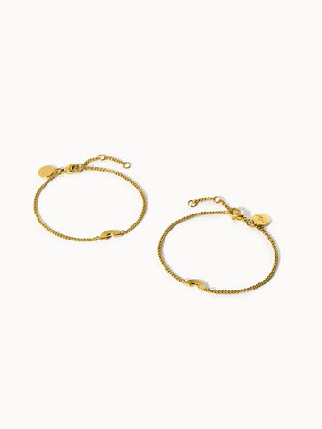 Zwei goldene Armbänder mit feiner Kettengliederung von PURELEI, elegant und feminin.