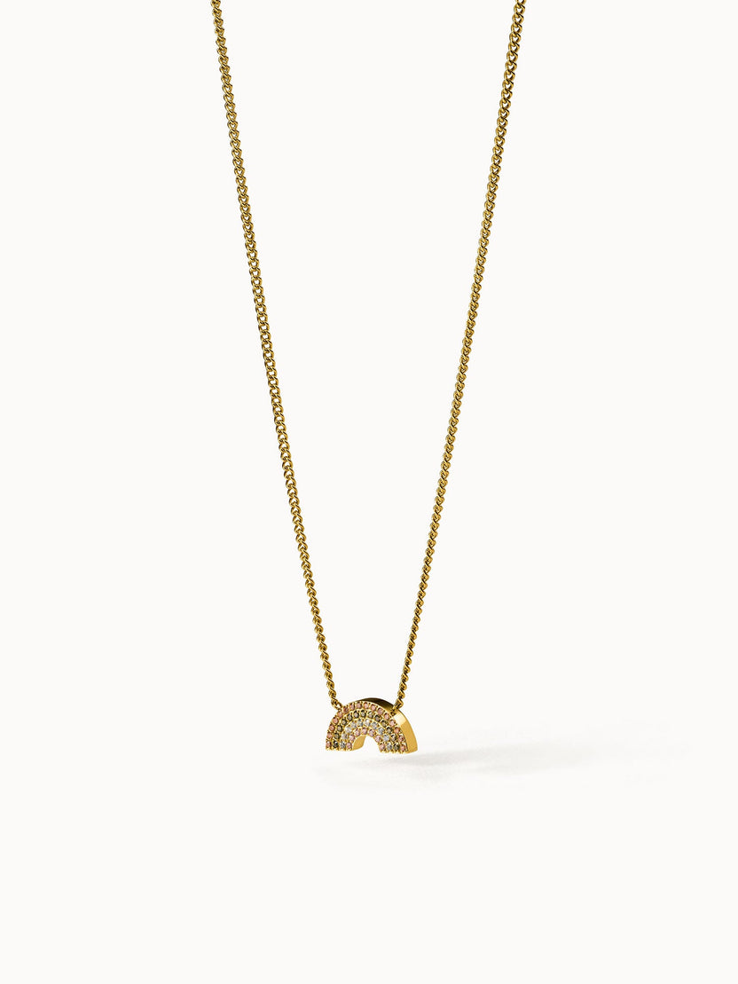 Goldene Kette mit Regenbogen-Anhänger, funkelnd und elegant, von PURELEI.