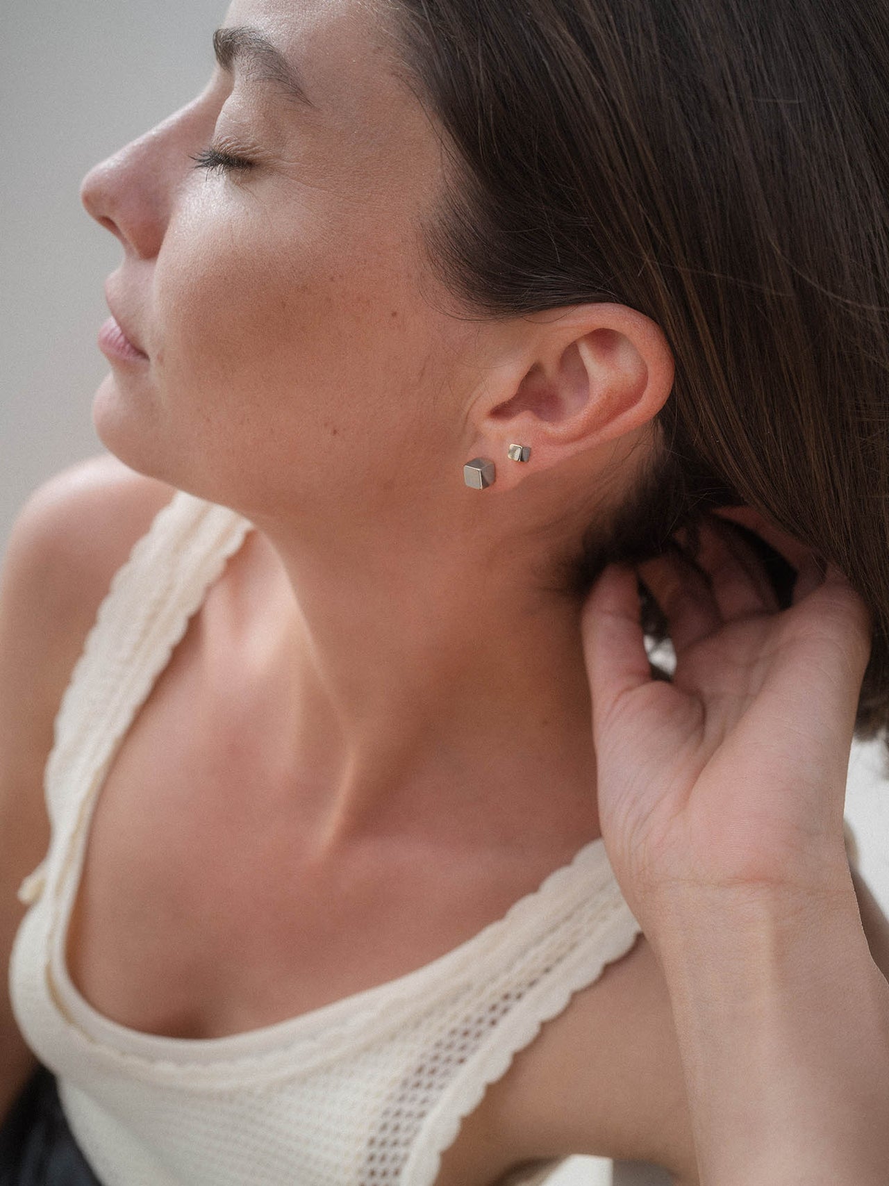 PURELEI Dice Ohrringe Set aus nickelfreiem Silber in minimalistischer Würfelform, getragen und elegant inszeniert.