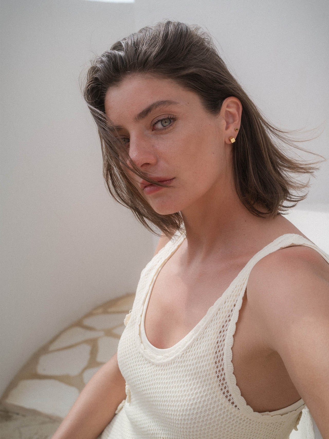 PURELEI Dice Ohrringe Set in Gold, minimalistisches Würfeldesign, elegante Leichtigkeit und zeitlose Feminität.