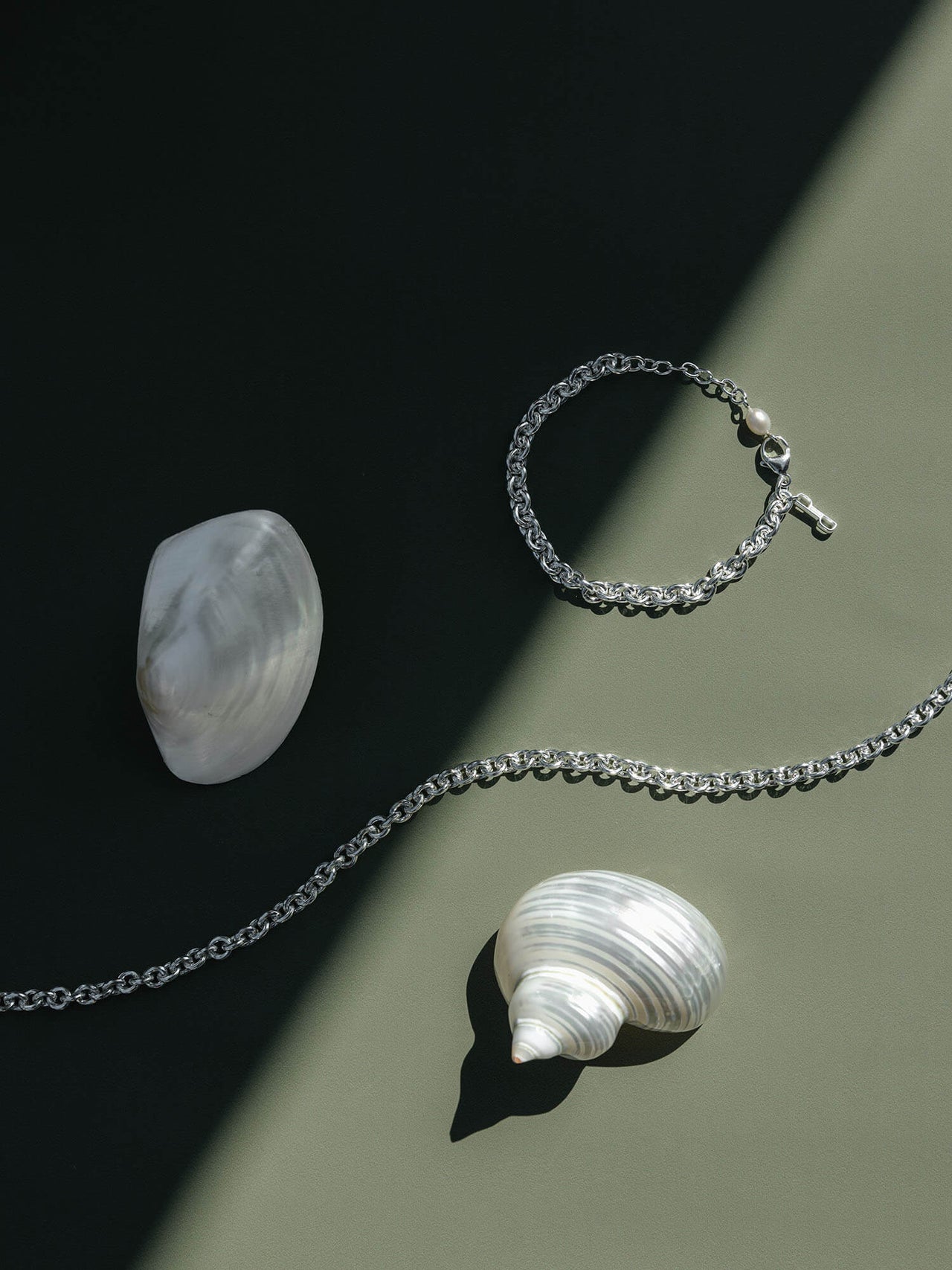 PURELEI Dream Armband aus recyceltem Silber mit schimmernder Süßwasserperle, elegant inszeniert auf dunklem Untergrund.