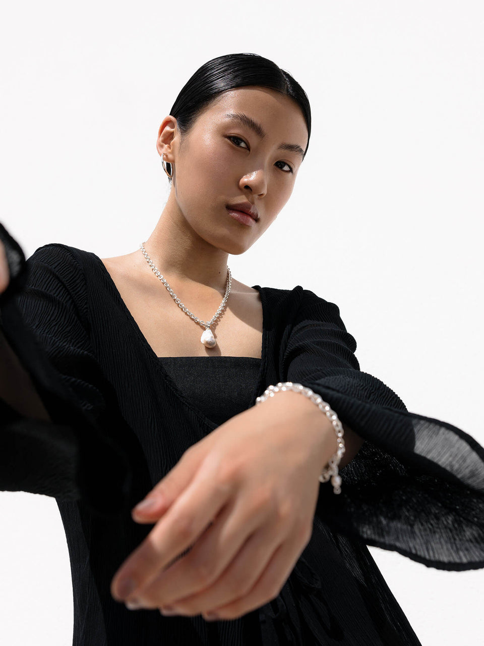 Dream Armband aus recyceltem Silber mit schimmernder Süßwasserperle, elegant getragen und pure feminine Ästhetik von PURELEI.