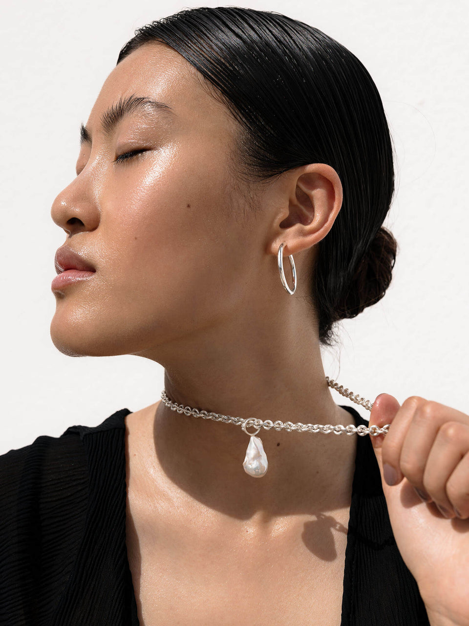 Dream Charm mit Perle aus recyceltem Silber, Barockperle mit Blütenöse, elegant und feminin von PURELEI.