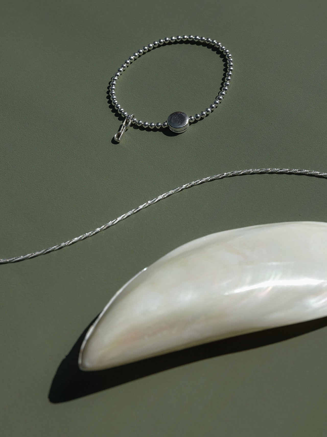 Essentisches PURELEI Armband aus recyceltem Silber mit glänzenden Kugeln und Coin, minimalistisch und elegant.