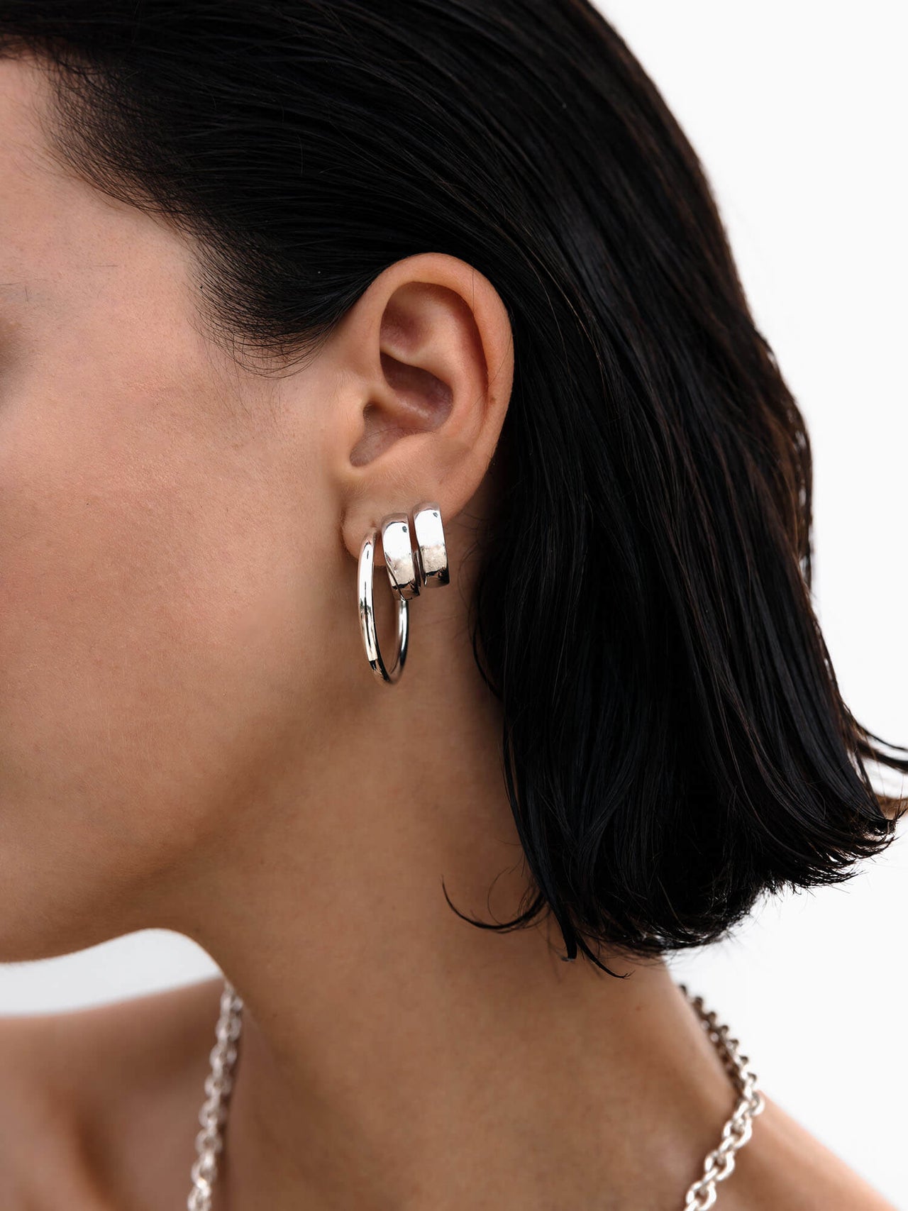 Essence Ohrringe aus recyceltem Silber, schimmernd am Ohr, PURELEI steht für elegante, feminine Insel-Ästhetik.
