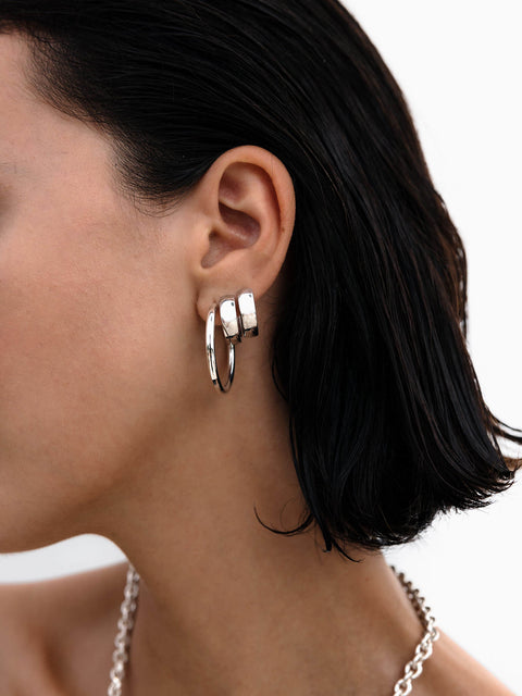 Essence Ohrringe aus recyceltem Silber, schimmernd am Ohr, PURELEI steht für elegante, feminine Insel-Ästhetik.
