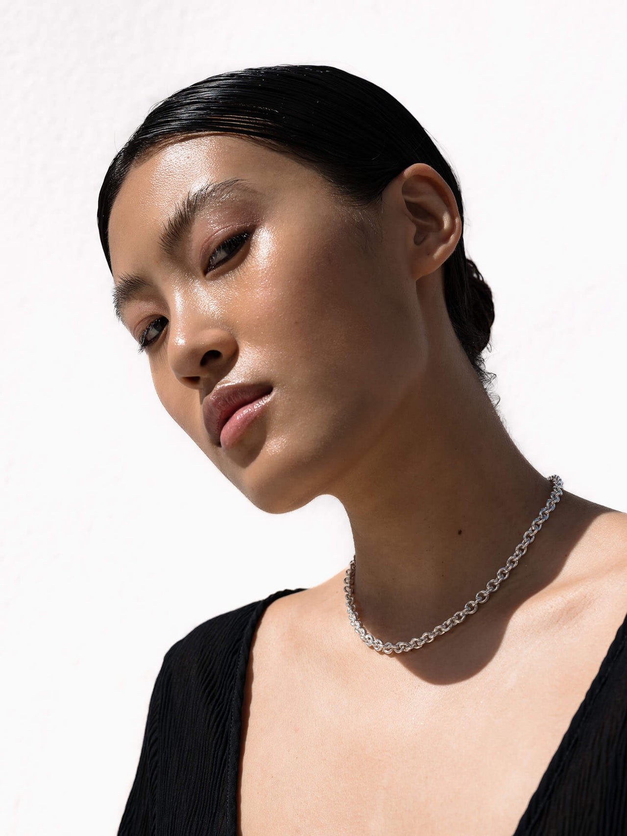 Timeless Ohrringe aus glänzendem recyceltem Silber, minimalistisch und elegant, verkörpern PURELEI Insel-Spirit und zeitlose Stilreinheit.