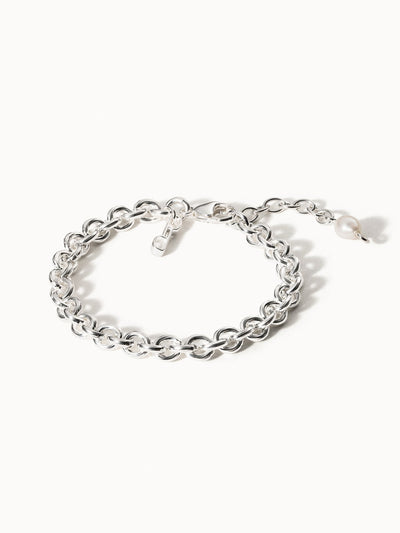 Silbernes Armband mit runden Gliedern und Perlenanhänger von PURELEI, elegant und modern.