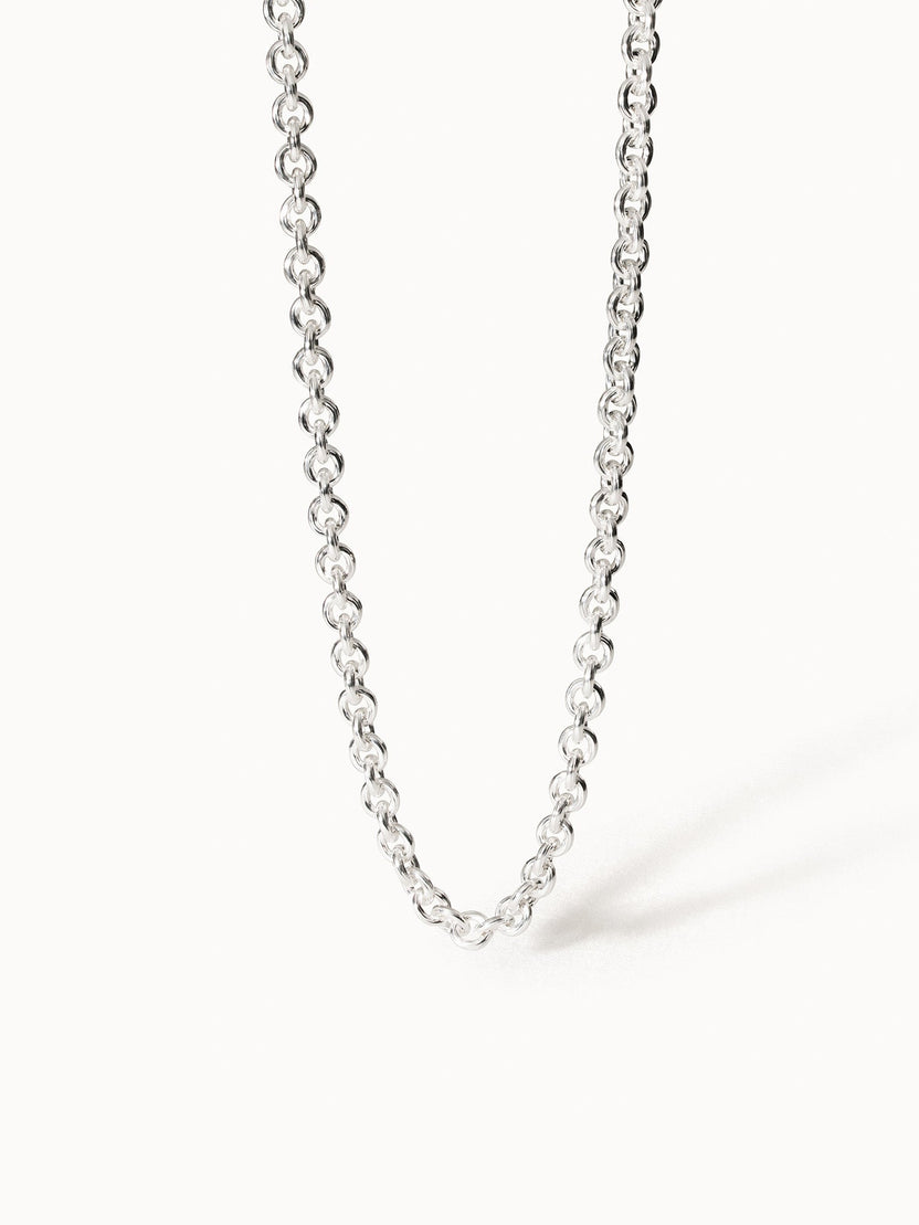 Silberne Kette mit glänzenden Gliedern, elegant und zeitlos, von PURELEI.