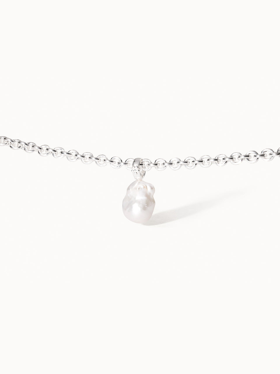 Dream Charm mit Perle: Organische Süßwasser-Barockperle an recyceltem 925 Silber, elegant und feminin von PURELEI.
