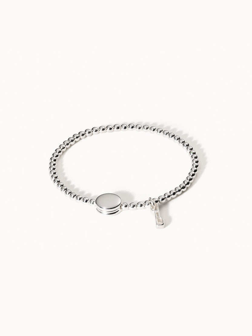 Silbernes Armband mit glänzenden Perlen und rundem Anhänger von PURELEI.