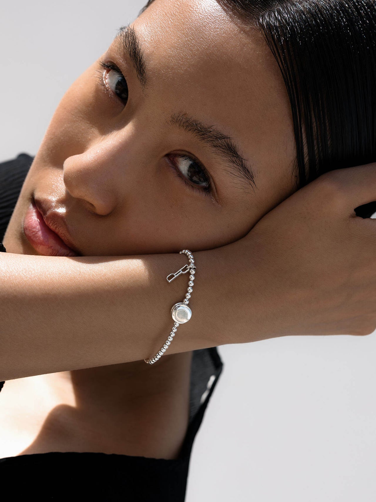 Essence Armband von PURELEI, elastisch aus glänzendem Silber mit Coin und feinen Perlen, minimalistisch und elegant getragen.