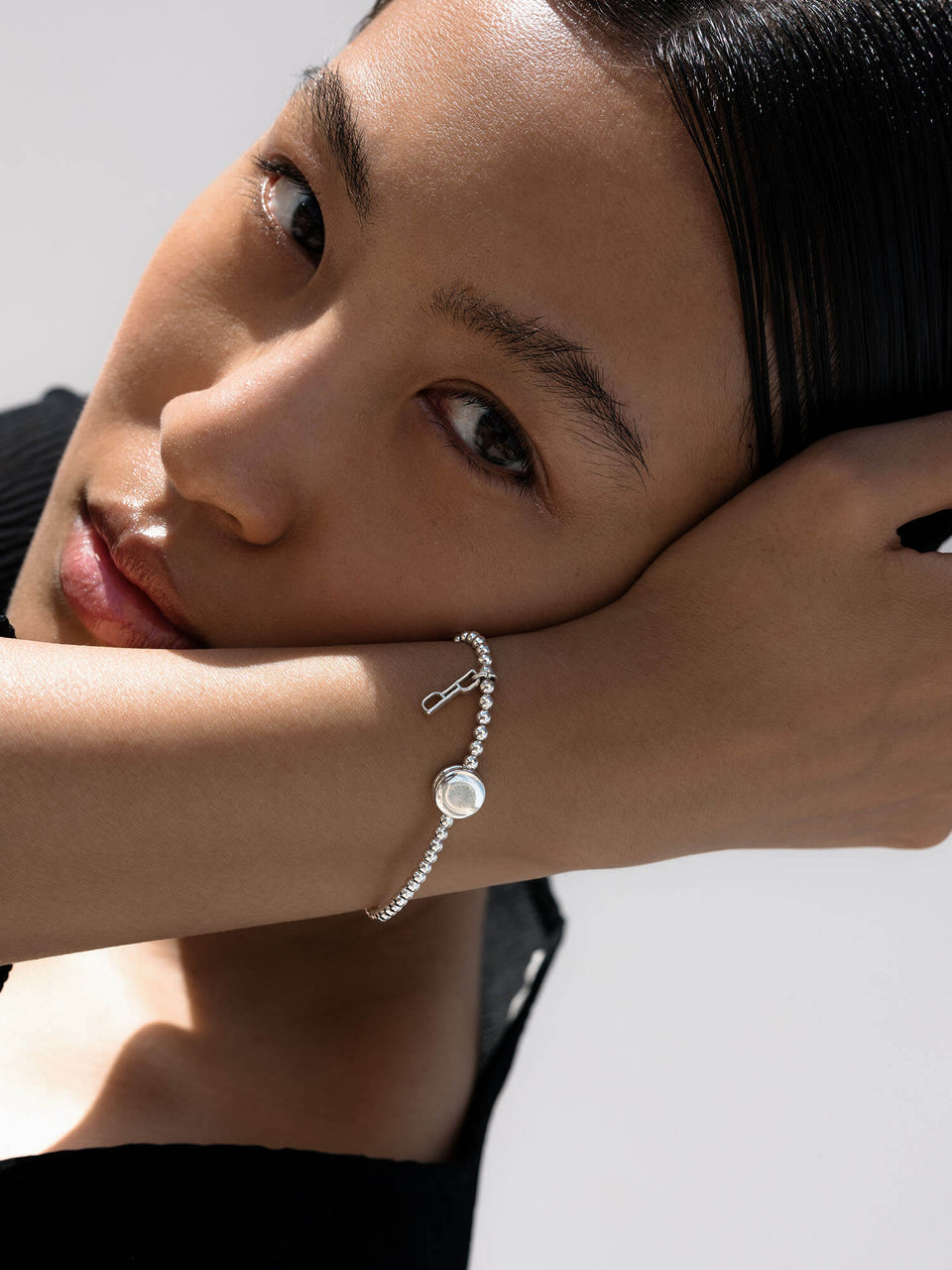 Essence Armband von PURELEI, elastisch aus glänzendem Silber mit Coin und feinen Perlen, minimalistisch und elegant getragen.