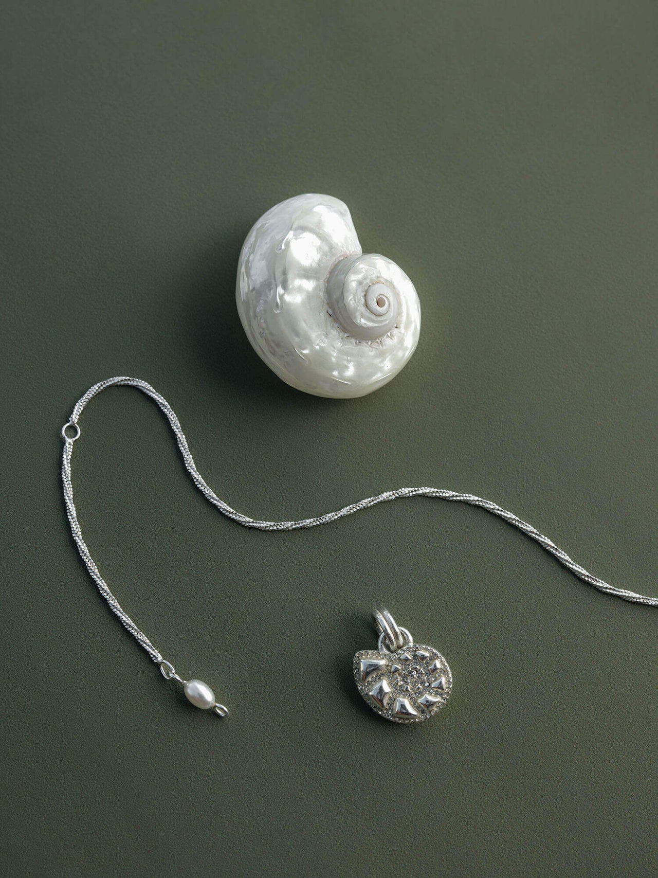 PURELEI Nautilus Shell Charm aus recyceltem 925er Silber mit funkelnden Zirkonia, elegant und feminin gestaltet.