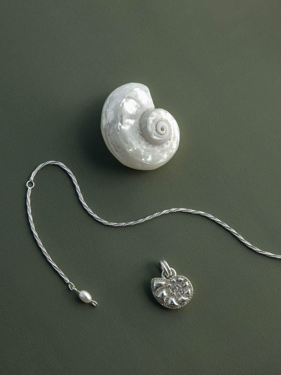 PURELEI Nautilus Shell Charm aus recyceltem 925er Silber mit funkelnden Zirkonia, elegant und feminin gestaltet.