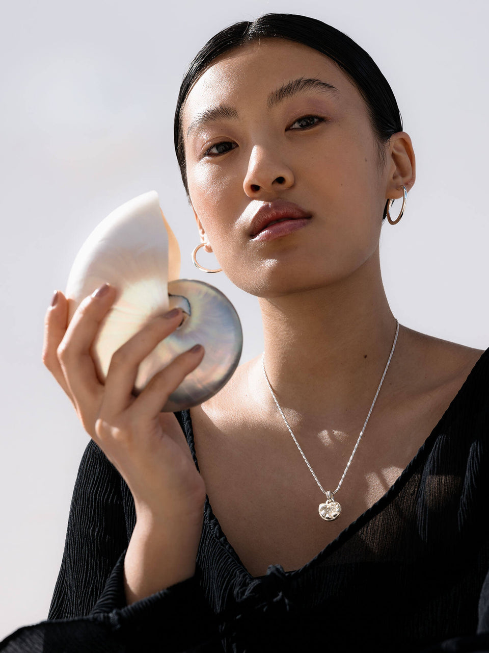 PURELEI Nautilus Shell Charm aus Silber mit Zirkonia, strahlt Eleganz und island-inspirierten Spirit aus.